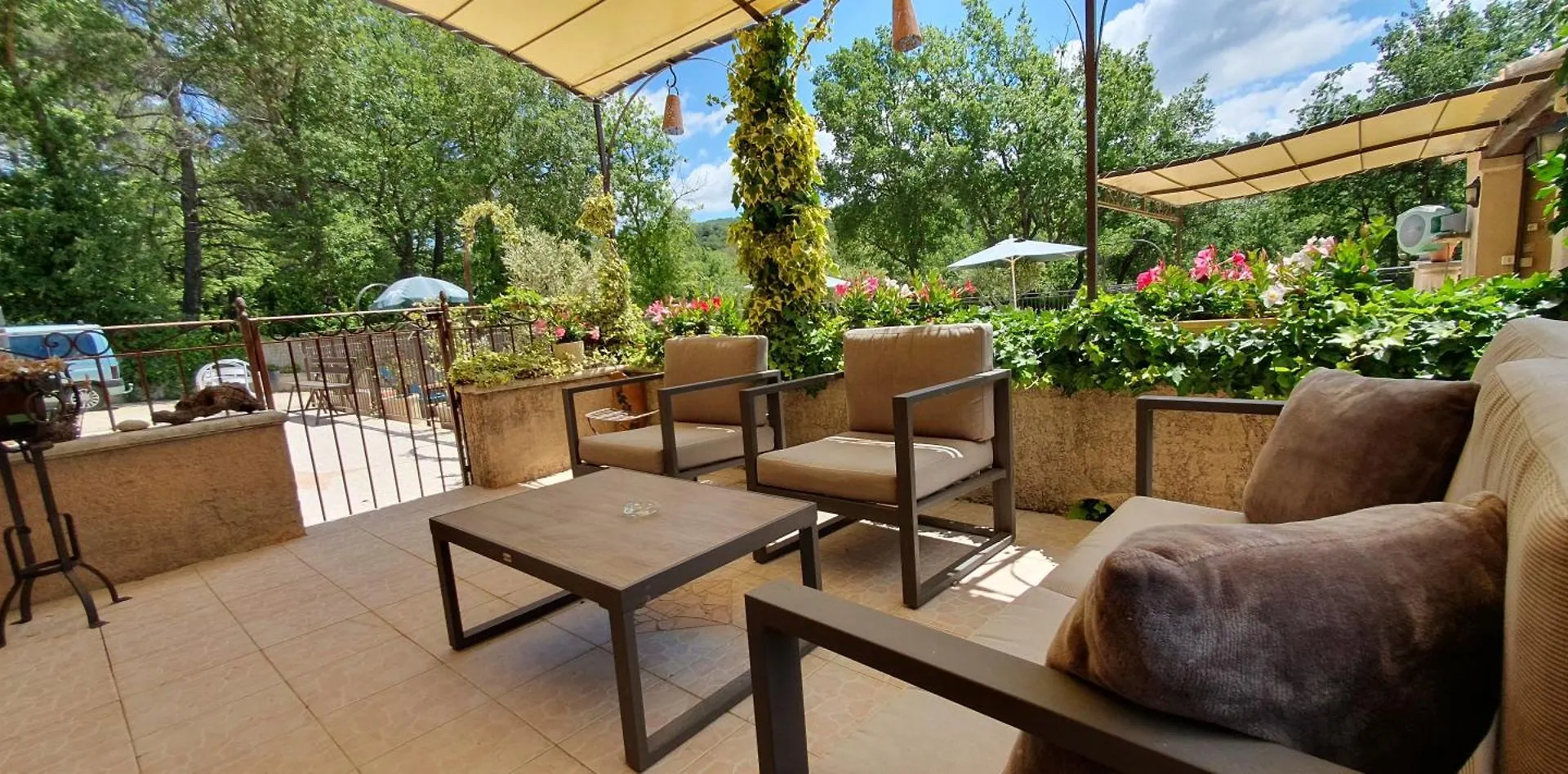 Holiday home Maison Familiale Avec Piscine Et Boulodrome Dans Le Luberon Caseneuve